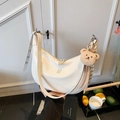 Bolso de hombro blanco con textura de cocodrilo y un lindo colgante de oso de peluche - Blanco Roto