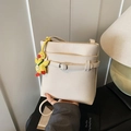 Sac seau beige avec texture litchi et charmant pendentif canard jaune mignon - Avec Pendentif / Blanc