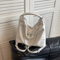 Weißer glänzender Damenrucksack aus Leder mit Perlen-Schleife und Silberkette - Cremeweiß