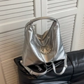 Silberne Metallic-Tasche mit eleganter Schleife, großen Perlen und Kettenriemen - Silber