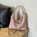Rosa glänzender Hobo-Rucksack mit silberner Schleife und Perlenanhänger im Retro-Stil - Rosa