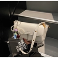 Borsa a spalla vintage bianca in pelle testurizzata con ciondoli decorativi - Bianco Sporco (Con Ciondolo)