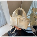 Dettaglio della borsa tote crema con due tasche frontali e tracolla rimovibile - Bianco Sporco