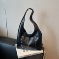 Schwarze große Tragetasche mit silbernen Nieten und Retro-PU-Leder-Finish - Schwarz