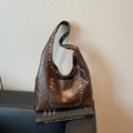 Vintage braune Hobo-Tasche aus Leder mit silbernen Nieten und breitem Schultergurt - Kaffeebraun
