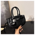 Gros plan sur un sac à main noir motif crocodile avec un pendentif décoratif en cœur - Noir