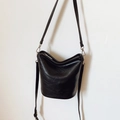 Klassische schwarze Leder Eimertasche mit silbernem Reißverschluss und Schultergurt - Schwarz