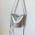 Silberne Metallic-Eimertasche mit verstellbarem Gurt und geprägtem Modeschriftzug - Silber