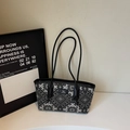 Minimalist tote bag with black and white geometric jacquard pattern and long shoulder straps - Black
