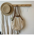 Detail van beige geweven mesh tas met bruine handvatten en bloemendecoratie - Wit en Bruin