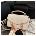 Dettaglio della trama in tela beige e del cinturino in pelle sulla borsa a mano quadrata - Beige
