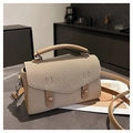 Dettaglio della borsa in tessuto beige testurizzato con manici in pelle e fibbie argento - Cachi