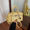 Borsa a mano giallo vivace in pelle martellata con fibbia argento e ciondolo a cuore, a tracolla - Giallo