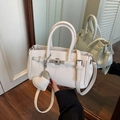 Borsa a mano bianca in pelle con ciondolo a cuore e tracolla rimovibile inclusa - Bianco