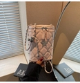 Sac seau matelassé rose avec strass et breloques étoiles sur bandoulière en chaîne - Rose