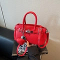 Borsa chic in pelle litchi rossa con fibbia in metallo e ciondolo a cuore decorativo - Rosso