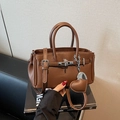 Borsa a mano in pelle marrone caramello con chiusura argento e ciondolo a cuore - Marrone