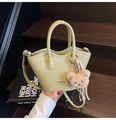 Sac seau bandoulière vert pistache en cuir avec un charmant ours en peluche - Vert avec Pendentif