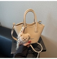 Sac seau en cuir grainé abricot avec breloque ours et ruban rayé élégant - Abricot Avec Pendentif