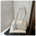 Witte lederen Boston-tas met blauwe ruitjesstrik en parelhanger op beige voet - Wit met hanger