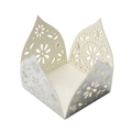 Λεπτομέρεια από laser-cut κρέμα περιτύλιγμα cupcake με σχέδια ηλίανθου και κουκκίδων - Ανακλαστικό Ασήμι