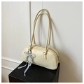 Bolso tipo almohada beige con colgante de cinta de perlas y acabado en piel lisa - Amarillo con Colgante
