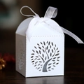 Detail der weißen Hochzeits-Geschenkbox mit Lebensbaum-Laserschnitt und weißer Schleife - 5*5*8CM / Weiß