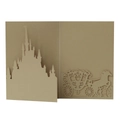 Detailansicht der lasergeschnittenen goldenen Schloss- und Kutschen-Silhouette auf 3D-Karte - Beige Gold