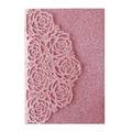 Detail der rosa glitzernden lasergeschnittenen Rose Spitze auf Einladungskarte - Rosa