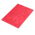 Dettaglio dei motivi a rosa tagliati al laser sulla busta rossa per inviti di nozze - Rosso Perlato