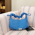 Leuchtend blaue Plissee-Wolken-Tasche in Halbmondform mit elegantem Schulterriemen - Dunkelblau