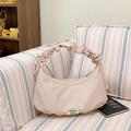 Rosa plissierte Halbmond-Schultertasche mit gerafftem Griff und weißem Markenetikett - Rosa