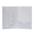 Gros plan de motifs de roses découpés au laser sur une carte de mariage nacrée blanche - Blanc
