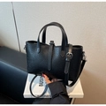 Dettaglio della borsa in pelle testurizzata nera con finiture in metallo argento - Nero
