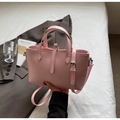 Borsa rosa con motivo a coccodrillo su lino bianco per un look di tendenza raffinato - Rosa