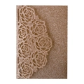 Detailliertes lasergeschnittenes Rosenmuster auf roségoldener Glitzer-Hochzeitseinladung - Roségold