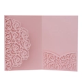 Détail de roses découpées au laser sur une pochette d'invitation rose nacré - Rose