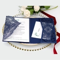 Invito di nozze blu scuro tagliato al laser con pizzo, carta bianca e nastro bordeaux - Blu Magico