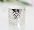 Nahaufnahme silberner Laser-Cupcake-Förmchen mit eleganten hohlen Rankenmustern - Reflektierendes Silber