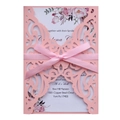 Elegante lasergeschnittene Hochzeitseinladung mit Blumeneinlage und rosa Schleifenband - Rosa