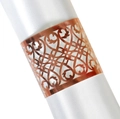 Détail macro du rond de serviette doré rose découpé au laser avec motifs de volutes - 17cm / Or Rose Réfléchissant