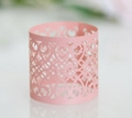 Nahaufnahme des rosa lasergeschnittenen Serviettenrings mit elegantem Blumenmuster - Rosa