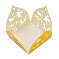 Dettaglio del taglio laser a trifoglio su scatola portaconfetti color crema per matrimoni - Oro Riflettente