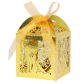 Dettaglio della scatola nuziale dorata tagliata al laser con cuore Mr & Mrs e nastro - Oro Specchio