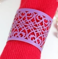 Gros plan détaillé de ronds de serviette violets découpés au laser avec motifs floraux - Violet foncé