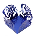 Détail d'une boîte à bonbons en papier bleu foncé découpé au laser avec motifs de roses - 3.5cm / Bleu Foncé Miroir