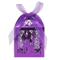 Dettaglio scatola bomboniera viola tagliata al laser con motivo Mr & Mrs e nastro lilla - Viola scuro specchio