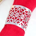 Rond de serviette argenté élégant avec motifs évidés au style vintage raffiné - 17cm / Argent Réfléchissant