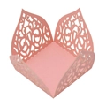 Dettaglio del pirottino rosa per cupcake tagliato al laser con motivo floreale - Rosa