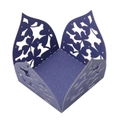 Nahaufnahme der dunkelblauen Laser-Cut-Muster mit Blumen und Schmetterlingen auf der Box - Saphirblau